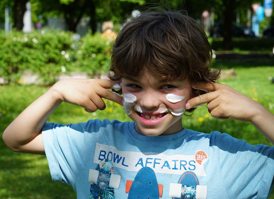 Sommer, Sonne, Sonnenschutz: Kinder richtig vor UV-Strahlen schützen