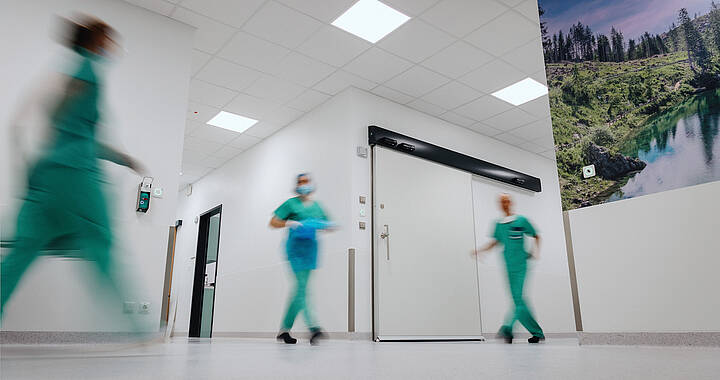 Pflegemitarbeiter gehen durch den Gang.