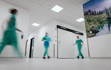 Pflegemitarbeiter gehen durch den Gang.