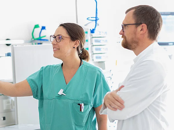 Ärztliches und pflegerisches Team bei der Versorgung auf einer Intensivstation des Zentrums für Intensivmedizin (ZIT) am Universitätsklinikum Augsburg