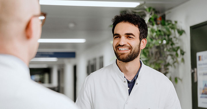 Arzt im Gespräch im Universitätsklinikum Augsburg