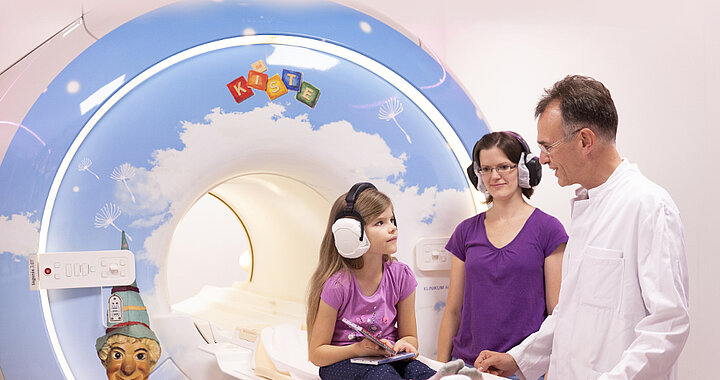 Kind bei radiologischer Untersuchung