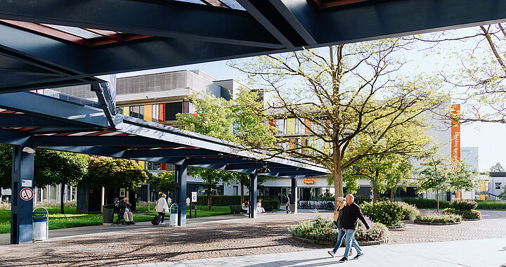 Vorplatz UKA Hauptgebäude 