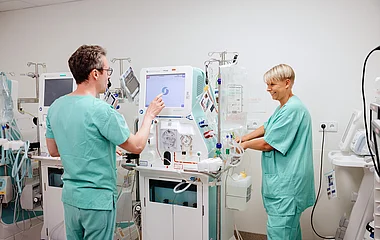 Team der Intensivmedizin im Zentrum für Intensivmedizin (ZIT) Ärztliches und pflegerisches Team bei der Versorgung an einem Intensivarbeitsplatz im Zentrum für Intensivmedizin (ZIT) am Universitätsklinikum Augsburg