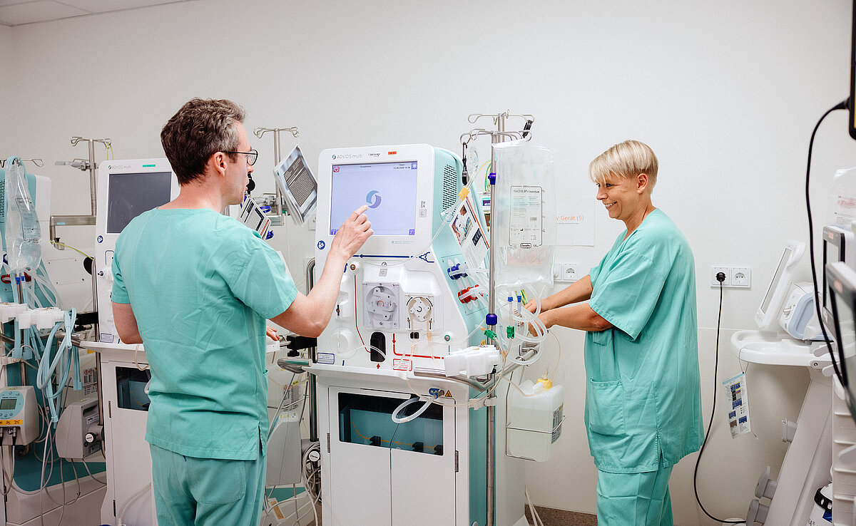 Ärztliches und pflegerisches Team bei der Versorgung an einem Intensivarbeitsplatz im Zentrum für Intensivmedizin (ZIT) am Universitätsklinikum Augsburg
