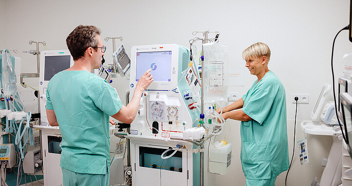 Ärztliches und pflegerisches Team bei der Versorgung an einem Intensivarbeitsplatz im Zentrum für Intensivmedizin (ZIT) am Universitätsklinikum Augsburg
