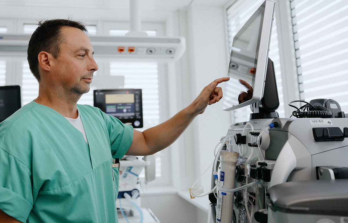 Pflegekraft überprüft die Vitalparametern der Patienten
