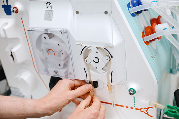 Pflegekraft der Intensivstation stellt mit Genauigkeit die medizinische Technik ein