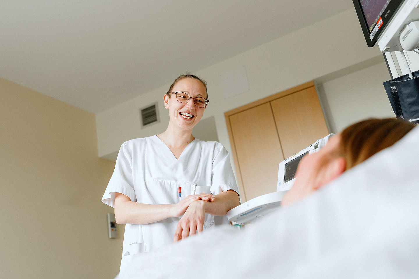 Pflegefachkraft am UKA und Patient