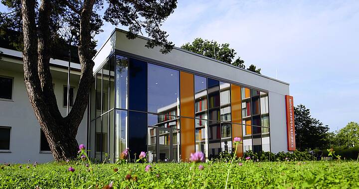 Gläsernes Gebäude des schwäbischen Kinderkrebszentrums in Augsburg. 