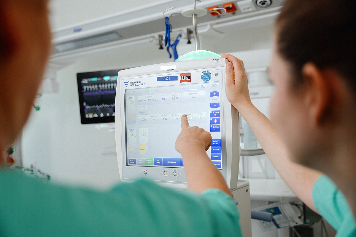 Medizinisches Personal auf einer internistischen Intensivstation im ZIT