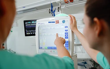 Internistische Intensivstationen im ZIT Medizinisches Personal auf einer internistischen Intensivstation im ZIT