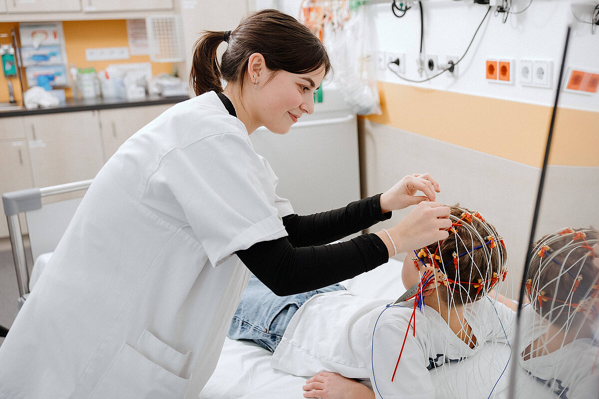 Ärztin untersucht ein Kind während einer medizinischen Behandlung im Krankenhaus.