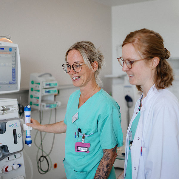 Pflegekräfte im Zentrum für Intensivtherapie mit medizinischem Gerät