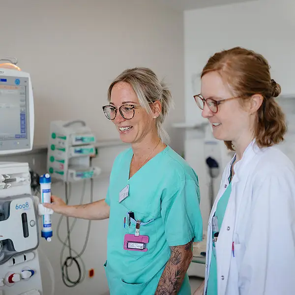 Pflegekräfte im Zentrum für Intensivtherapie mit medizinischem Gerät