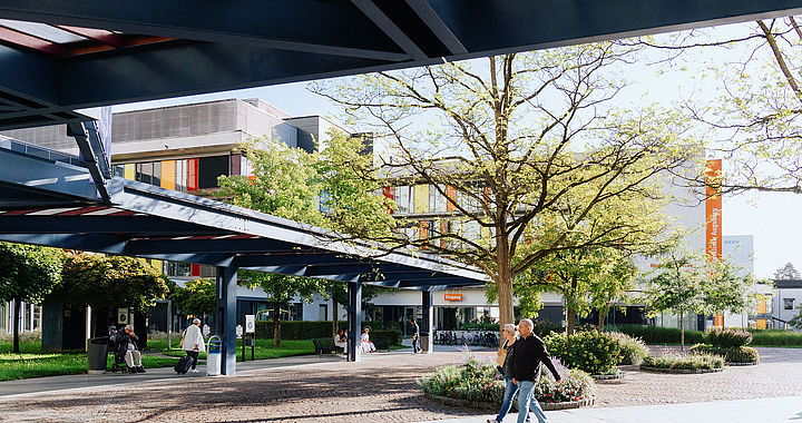 Vorplatz UKA Hauptgebäude 