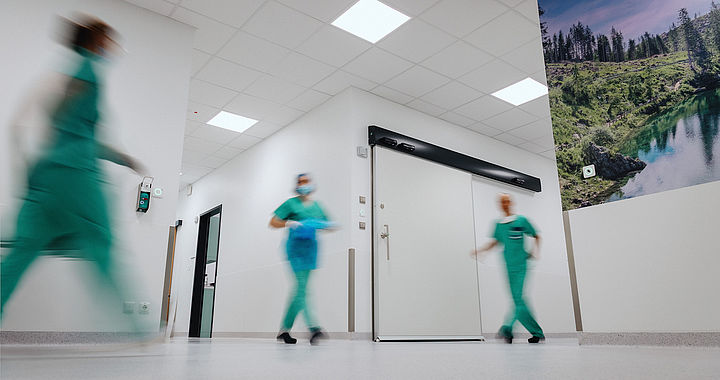 Pflegemitarbeiter gehen durch den Gang.