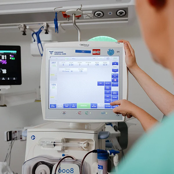 Pflegekräfte am UKA arbeiten mit moderner Medizintechnik