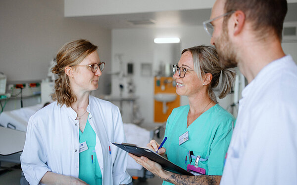 Medizinisches Team auf einer Überwachungsstation des ZIT